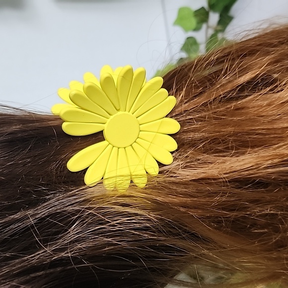 Set of 3 Acrylic Daisy Flower Hair Claw Clip - Picture 4 of 6